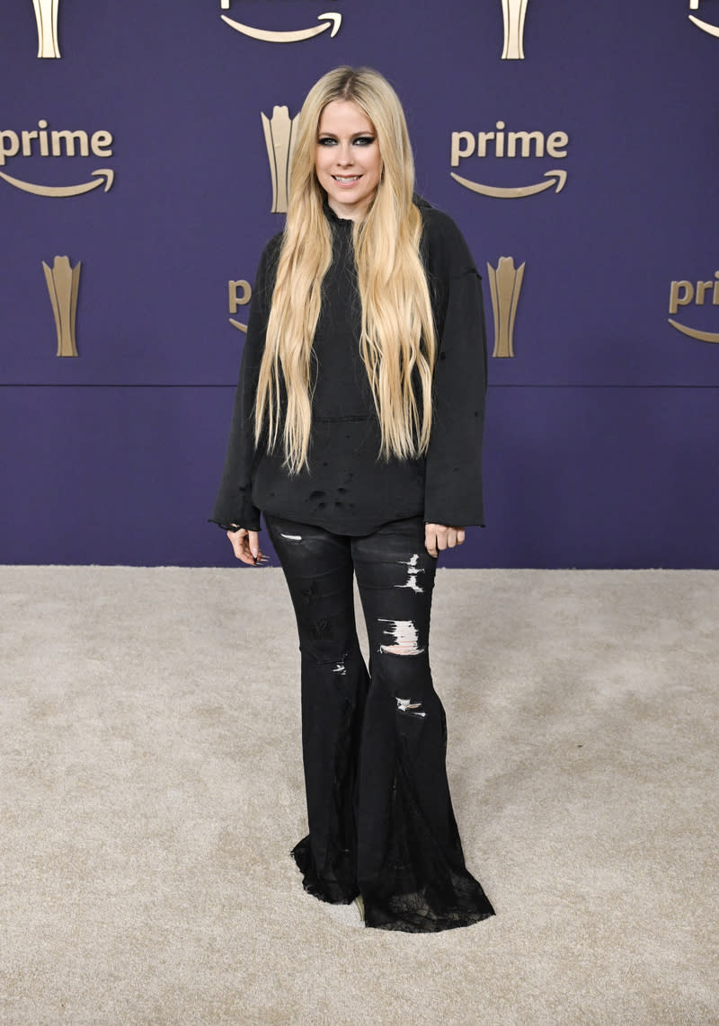Avril Lavigne at the Academy of Country Music Awards on May 16, 2024 in Frisco, Texas, red carpet, hoodie, jeans