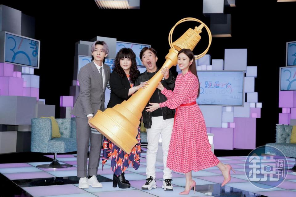 吳宗憲（右2）站台公視《36題愛上你》第2季記者會，擔任首集來賓。