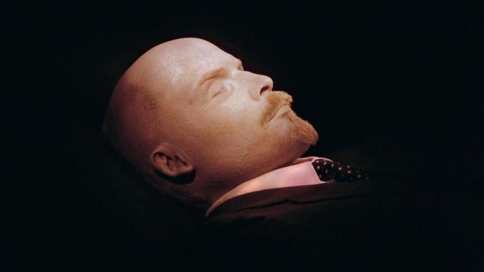 El cuerpo embalsamado de Lenin yace en el Mausol