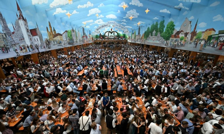 Der Bierpreis auf dem Münchner Oktoberfest durchbricht in diesem Jahr in der Spitze erstmals die 15-Euro-Marke. Wie die Stadt München mitteilte, liegt die Preisspanne zwischen 13,60 Euro und 15,30 Euro je Maß Bier. (Christof STACHE)