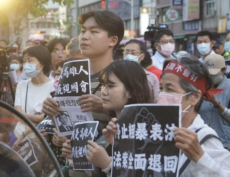 立院國會職權修法  台灣基進發起南部聲援（2） 台灣基進黨23日在國民黨高雄市黨部前舉行「反國會 濫權、南部大集結」，參加民眾舉起「停止粗暴表 決、法案全面退回」、「我是高雄人、我藐視國會」 等標語，表達不滿。 中央社記者董俊志攝  113年5月23日 