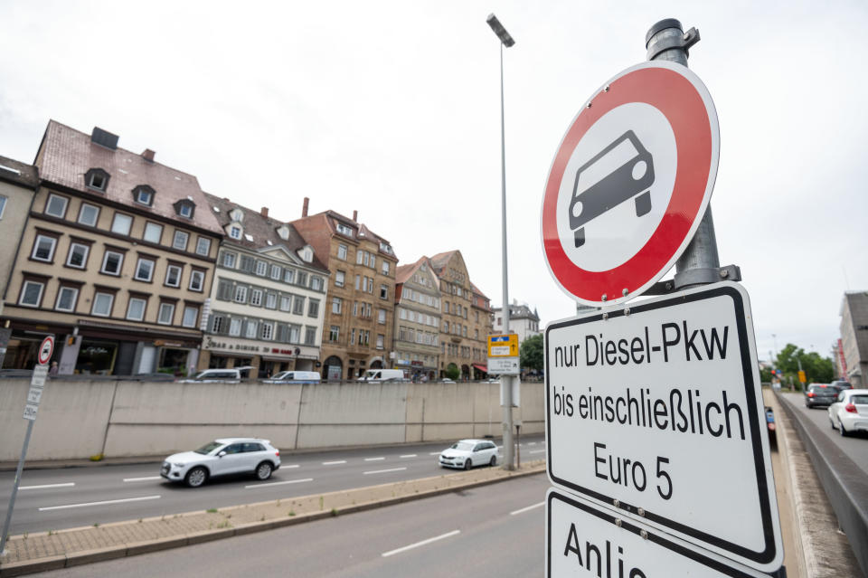 29 June 2020, Baden-Wuerttemberg, Stuttgart: A sign indicates a route-related driving ban for diesel of the Euro 5 emission standard or worse in the city centre. The extension of the driving bans for Euro 5 diesel in Stuttgart to a zonal driving ban in the Stuttgart basin and in the districts of Bad Cannstatt, Feuerbach and Zuffenhausen will take effect on July 1, subject to further court decisions. Photo: Marijan Murat/dpa (Photo by Marijan Murat/picture alliance via Getty Images)