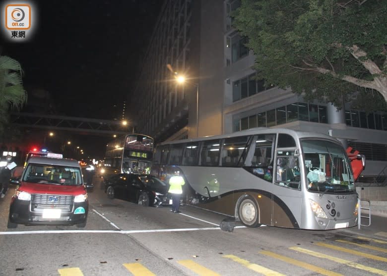 涉事私家車撞開2車逃走。(楊日權攝)
