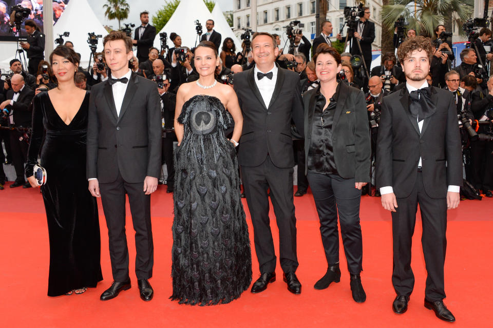 En mai 2019, Virginie Ledoyen est présidente du jury de la Queer Palm du Festival de Cannes, qui récompense le meilleur film représentant les problématiques LGBT+. La comédienne et son jury décernent le trophée à la réalisatrice Céline Sciamma, pour le drame <em>Portrait de la jeune fille en feu</em>. Pour Virginie Ledoyen, la remise de ce prix est extrêmement importante. "<em>On a l'impression à tort que ça y est, le pays ne compte que des gens complètement libérés mais c'est faux. Il y a encore plein d'exemple de très jeunes gens et de très jeunes filles qui encore aujourd'hui en France -je ne parle pas du cauchemar tchétchène ou géorgien mais de la France- vivent des contraintes sociales, culturelles, religieuses très lourdes.</em> […] <em>Plus il y aura de projection, d'identification possible et plus le regard et pas seulement de ceux qui le vivent intimement mais aussi des familles, de l'école, va changer</em>", assure-t-elle lors d’un entretien pour Télé Star. (Photo by Stephane Cardinale - Corbis/Corbis via Getty Images)