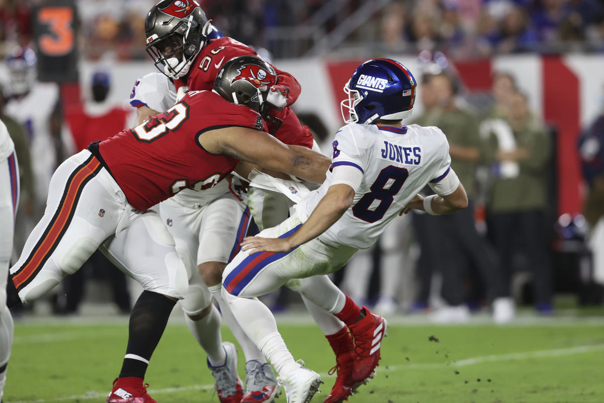 Tampa Bay Buccaneers defensive end Ndamukong Suh (93) works around