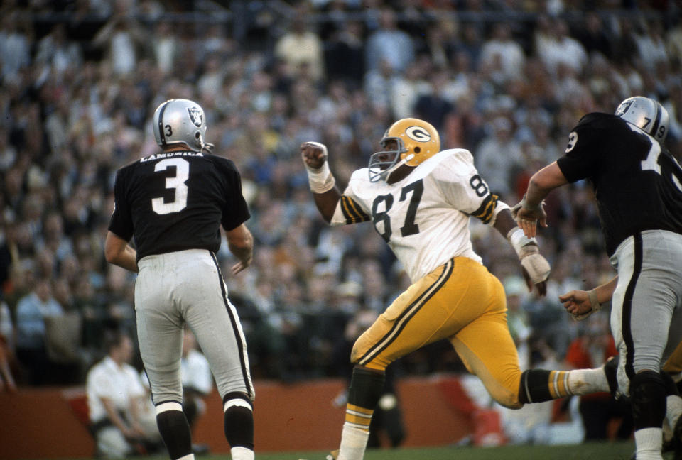 Willie Davis (87) pressures Raiders quarterback Daryle Lamonica during Super Bowl II. (Photo by Focus on Sport/Getty Images)