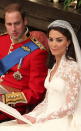 5.) Das Diadem, welches Kate bei ihrer Hochzeit mit Prinz William am 29. April 2011 trug, wurde 1936 von Cartier gefertigt. Die Königinmutter hatte es 1944 der damaligen Prinzessin Elizabeth zu ihrem 18. Geburtstag geschenkt.