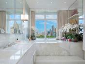 <p>De acuerdo a <em>Sotheby’s International Realty</em>: “El segundo nivel… es igual de impresionante, sobre todo por la lujosa suite principal con vistas al Central Park que está equipada con grandes armarios roperos para ambos, así como las opulentas bañeras de hidromasaje y sauna”. </p>