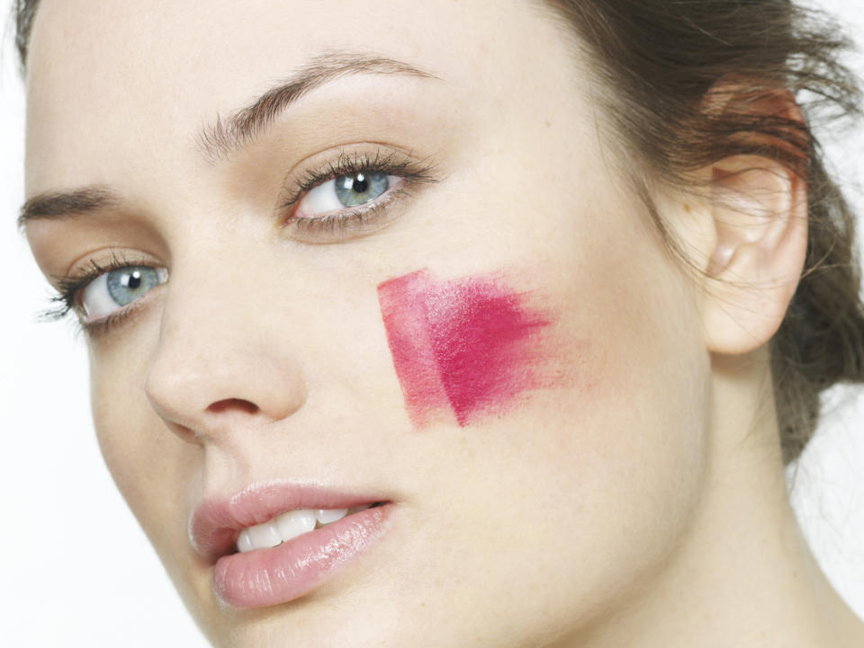 Rouge muss nicht immer mit dem Pinsel aufgetragen werden. Supereasy und blitzschnell: die neue Bouncing-Blush-Technik. (Bild: Getty Images/Jonathan Storey)