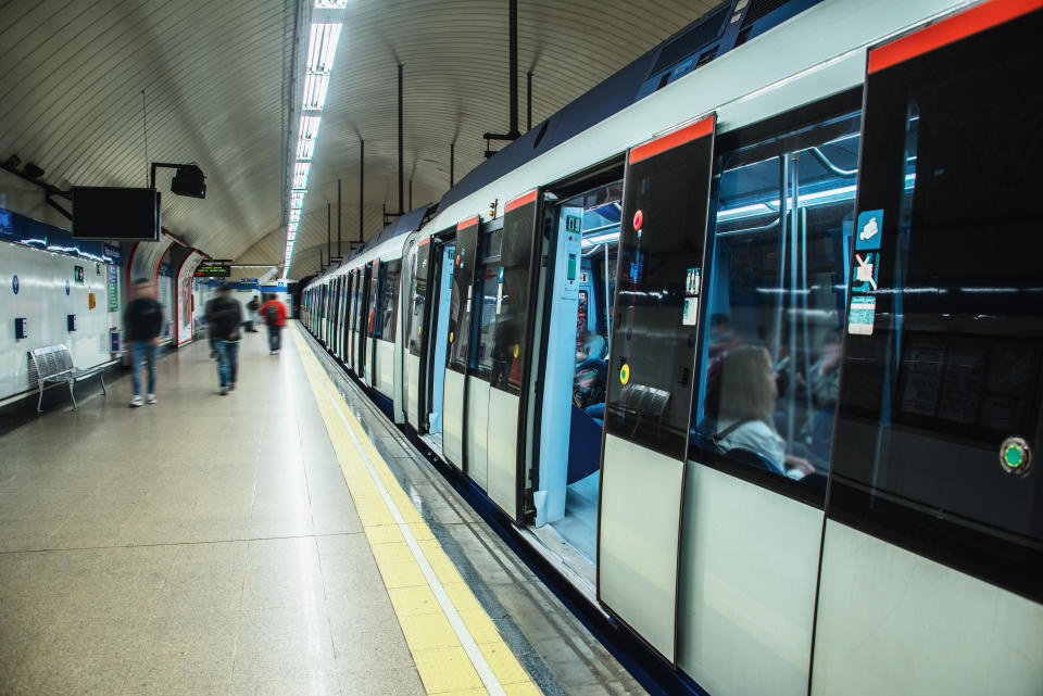 A veces usamos el coche para desplazamientos cortos que podemos hacer fácilmente andando o usando el transporte público. Al gasto en combustible tienes que sumar el del parking y el deterioro del vehículo, sin contar una posible sanción. Camina para ahorrar y contaminar menos. (Foto: Getty Images).