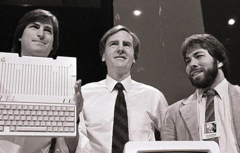 Ronald Wayne, el tercer cofundador de Apple que se perdió de ser un magnate, en el medio, junto con Steve Jobs y Steve Wozniak. 