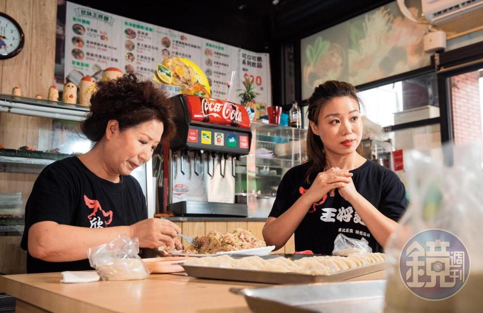 閆嘉慕（右）從小到大不懂烹飪，憑著一股傻勁創業，媽媽郭云秋（左）也從哈爾濱飛來幫忙女兒。