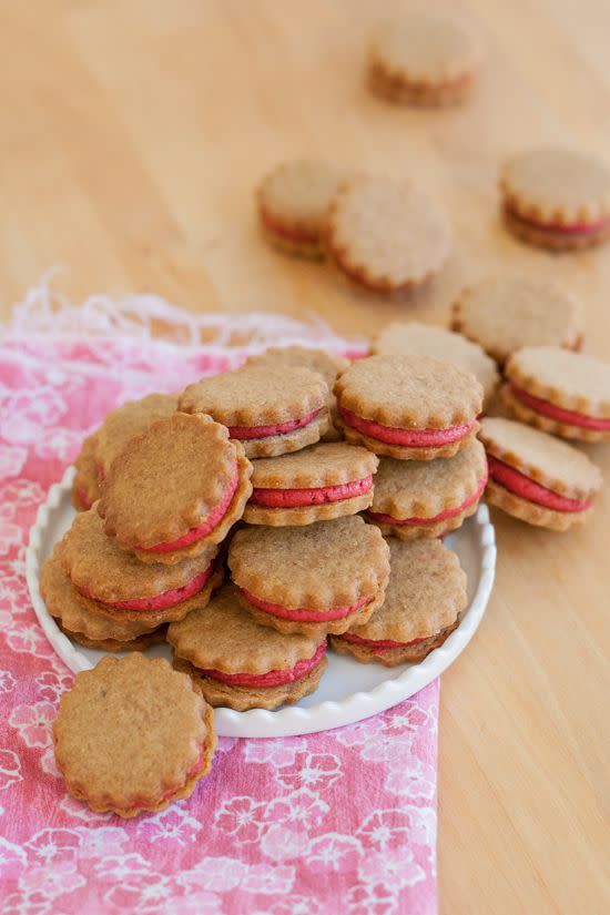 Gingerbread-Raspberry Sandwich Cookies