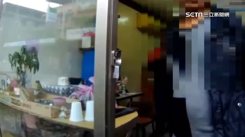 一名男子喝醉酒跑進檳榔攤大吵大鬧，店家不堪其擾索性報警。