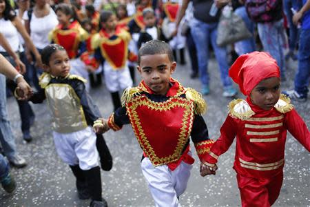 Children dressed as Venezuelan national independence hero Simon Bolivar parade during the Carnival festival in Caracas March 4, 2014. REUTERS/Carlos Garcia Rawlins