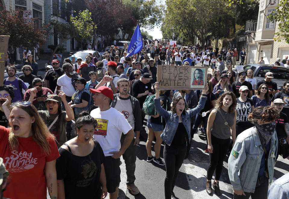 <p>Protesters march outside of Alamo Square Park in San Francisco, Saturday, Aug. 26, 2017. (Photo: Marcio Jose Sanchez/AP) </p>