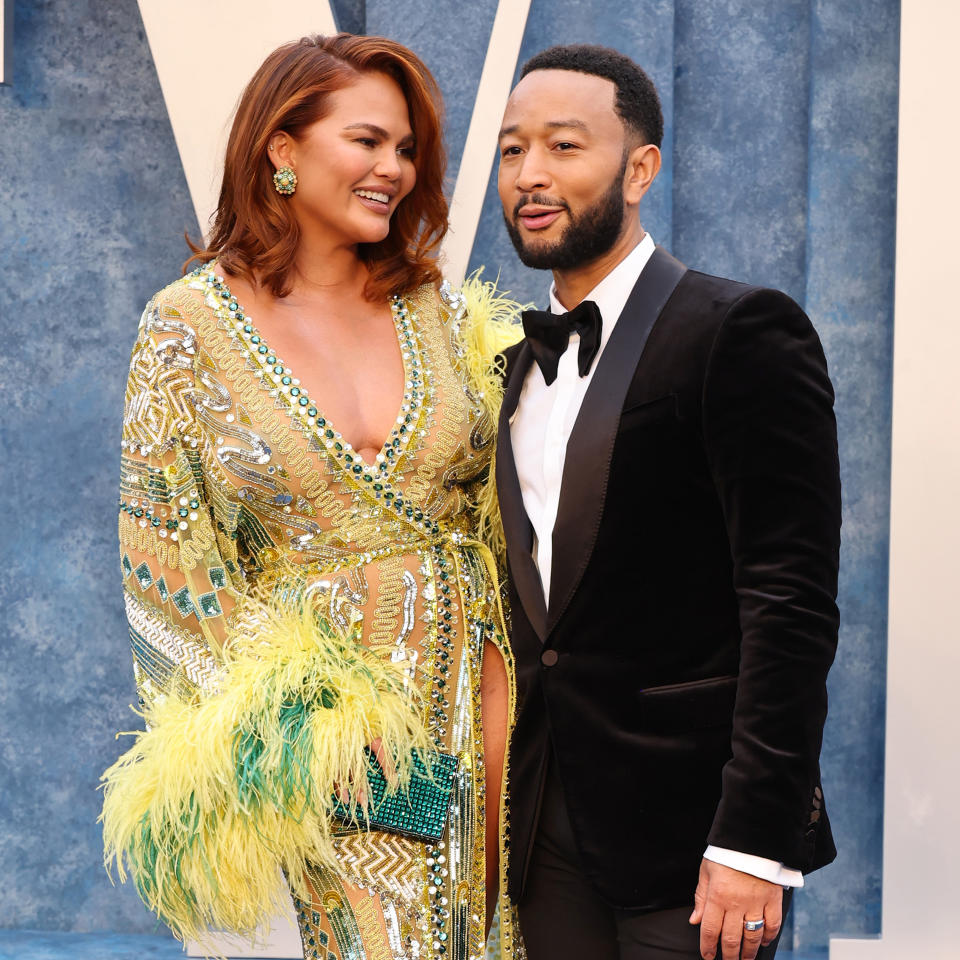 BEVERLY HILLS, CA - MARCH 12: (kiri) Chrissy Teigen dan John Legend menghadiri Vanity Fair Oscars Gala 2023 yang dibawakan oleh Radhika Jones di Wallis Annenberg Center for the Performing Arts pada 12 Maret 2023 di Beverly Hills, California.  (Foto oleh Amy Sussman/Getty Images)