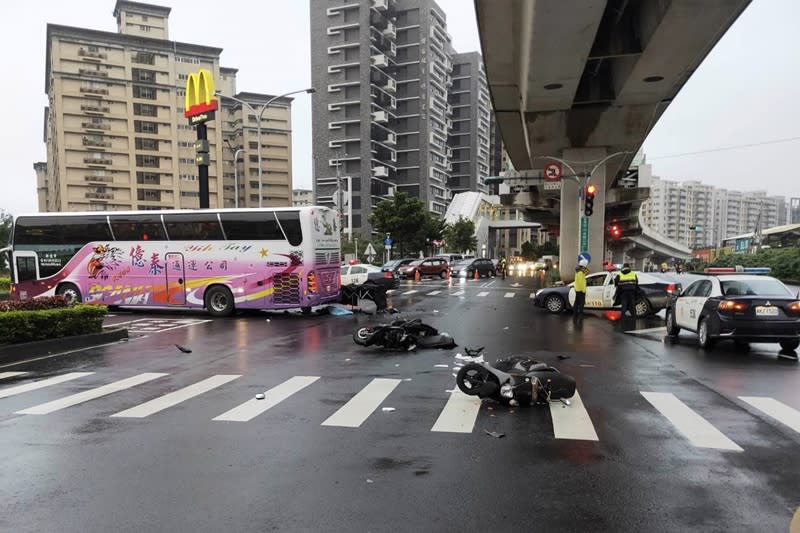 遊覽車疑因違規左轉，導致對向17歲無照男騎士自摔後遭遊覽車後輪輾斃。（翻攝照片） 