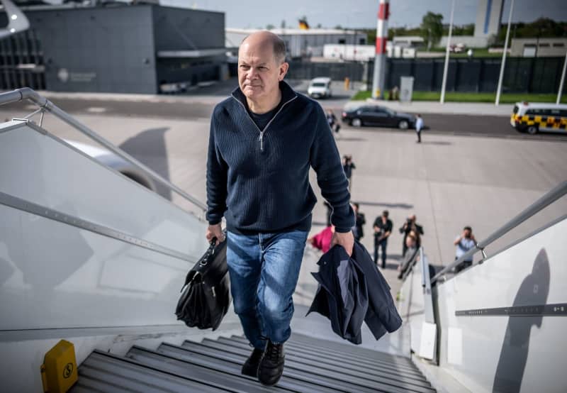 German Chancellor Olaf Scholz boards a plane from the air force's airborne unit to travel to China. It is the Chancellor's second trip to China since taking office. Scholz will be in China for three full days, visiting three cities: Chongqing, Shanghai and Beijing. Michael Kappeler/dpa