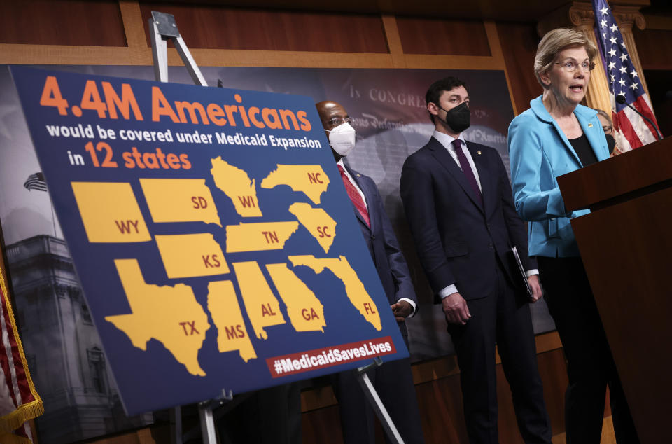 Senator Elizabeth Warren wypowiada się na temat ekspansji Medicaid podczas konferencji prasowej na Kapitolu 23 września 2021 r. (Zdjęcie: Kevin Dietsch/Getty Images)