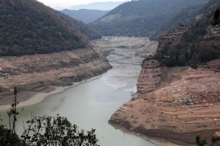 La reserva de Sau, en la provincia de Girona, con un bajo nivel de agua. (LLUIS GENE / AFP)