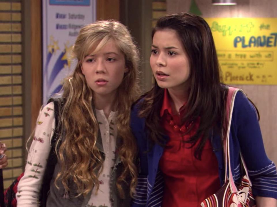 Jennette McCurdy as Sam Puckett and Miranda Cosgrove as Carly Shay on the first episode of "iCarly."