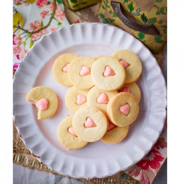 <p>A delicious vanilla biscuit with melted marshmallow in the buttercream, which firms to a glossy, decadent filling.</p><p><strong>Recipe: <a href="https://www.goodhousekeeping.com/uk/food/recipes/a558842/marshmallow-melts/" rel="nofollow noopener" target="_blank" data-ylk="slk:Marshmallow Melts;elm:context_link;itc:0;sec:content-canvas" class="link ">Marshmallow Melts</a></strong></p>