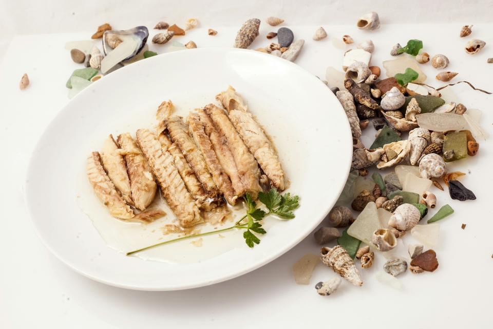 <p>If you haven't already noticed, fish is a great way to get vitamin D and mackerel is no exception. A serving size of 75 g (2 1/2 oz) gives you just over 340 IU. </p>