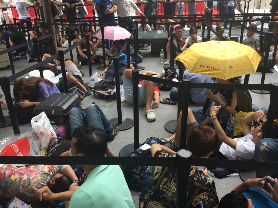 Undeterred by high prices, Apple fans in Singapore queue for iPhone XS, XS Max in Orchard Rd