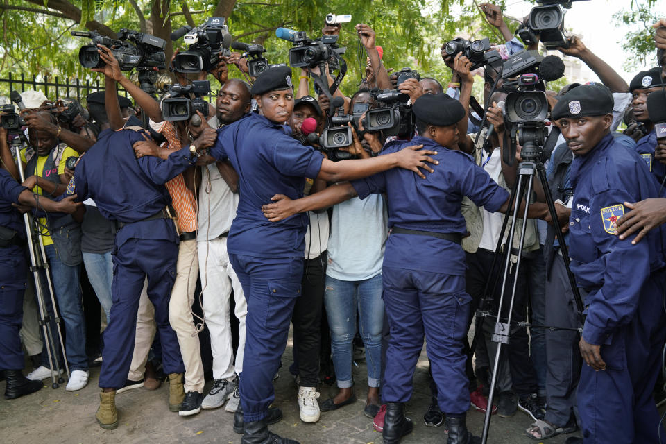 Policías congoleses detienen a la prensa mientras el candidato de la oposición del Congo, Martin Fayulu, sale del tribunal constitucional en Kinsasa, República Democrática del Congo, el sábado 12 de enero de 2019. (AP Foto/Jerome Delay)