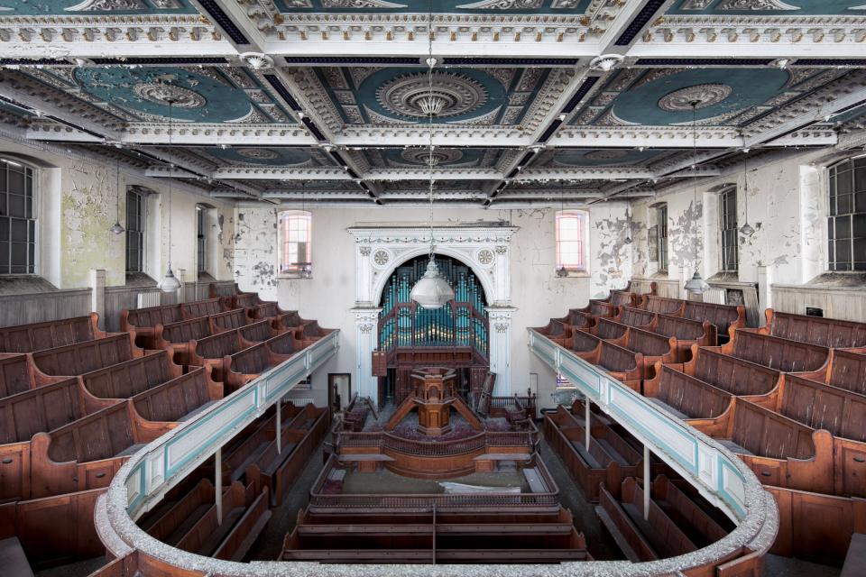 <p>Die kleine Orgel ist dank der türkisen Pfeifen ein echter Hingucker, hebt sie sich doch angenehm von ihrem Umfeld ab. Gerettet werden konnte diese Kapelle in Wales dadurch aber nicht. (Foto: Caters, James Kerwin) </p>