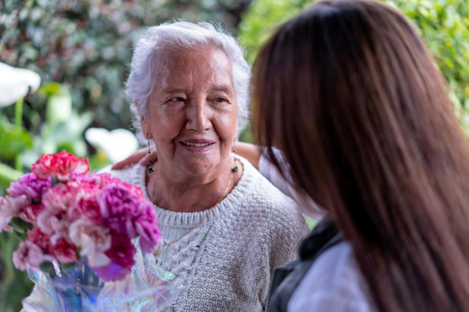 Una mujer anciana mira a su hija