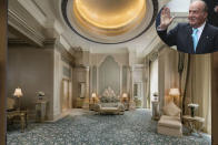 Tal como apunta la revista Semana, Juan Carlos I se ha instalado en una suite presidencial de 680 metros cuadrados. En esta imagen se puede ver la habitación principal de la lujosa estancia del Emirates Palace, un hotel de cinco estrellas. (Foto: <a href="https://www.mandarinoriental.com/abu-dhabi/emirates-palace/luxury-hotel/accommodations/suites/three-bedroom-palace-suite" rel="nofollow noopener" target="_blank" data-ylk="slk:Emirates Palace;elm:context_link;itc:0;sec:content-canvas" class="link ">Emirates Palace</a> / Daniel Perez / Getty Images)