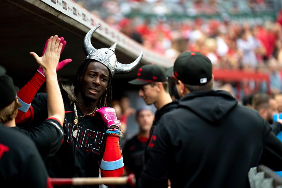 Elly De La Cruz celebrates after hitting a two-run home run in the third inning against the Braves.