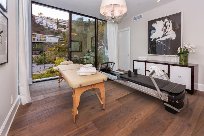 <p>The Pilates studio. Those windows might look like the slide open, but they don’t – we asked. It’s on the third floor, after all. (Photo: <a href="http://bit.ly/1UCMKf2" rel="nofollow noopener" target="_blank" data-ylk="slk:Sotheby’s International Realty via Catherine Marcus" class="link ">Sotheby’s International Realty via Catherine Marcus</a>, shot by Mark Lee)</p>