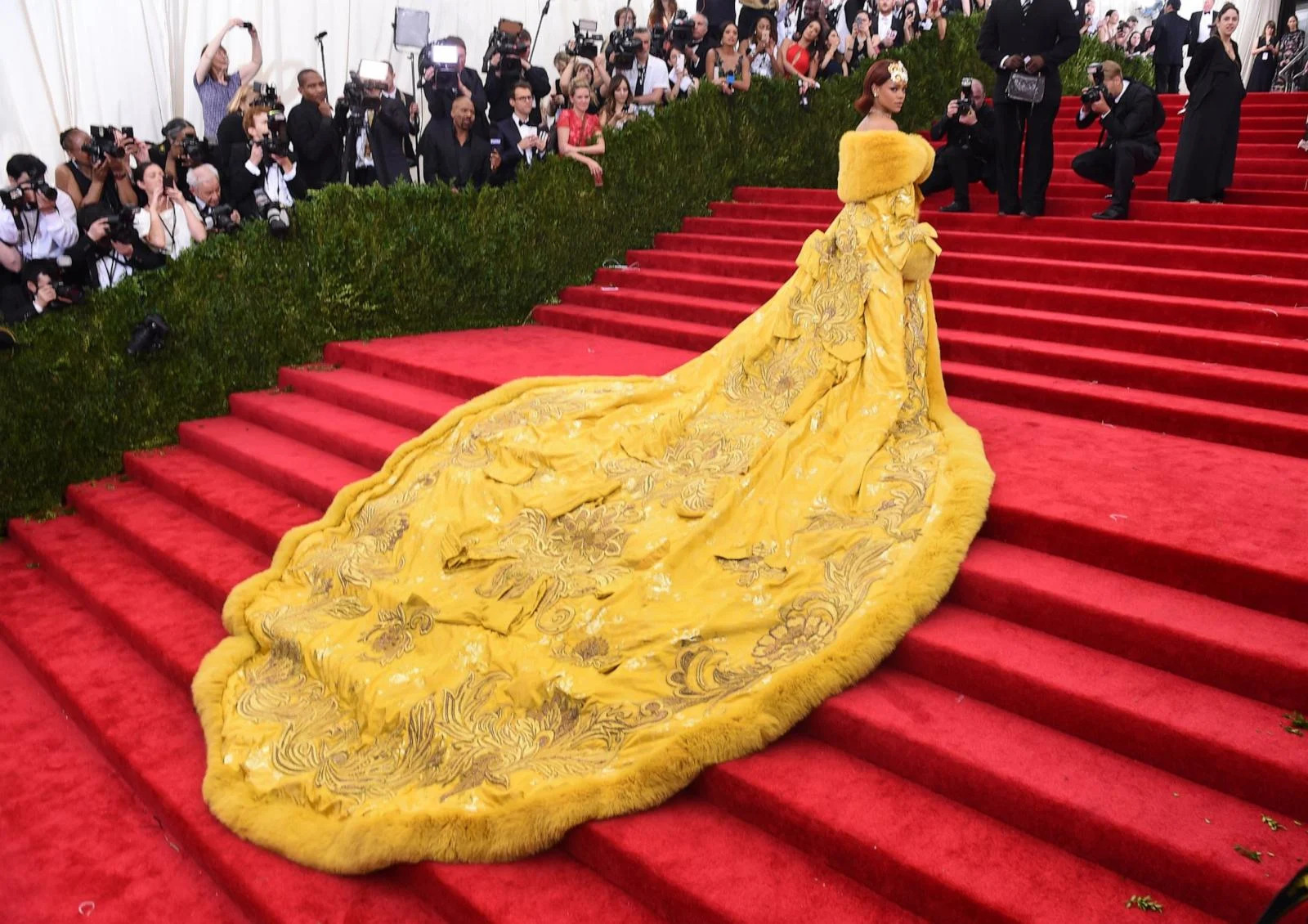 PHOTO: Rihanna arrives at the 2015 Metropolitan Museum of Art's Costume Institute Gala benefit in honor of the museums latest exhibit 'China: Through the Looking Glass,' May 4, 2015 in New York.   (Timothy A. Clary/AFP via Getty Images)