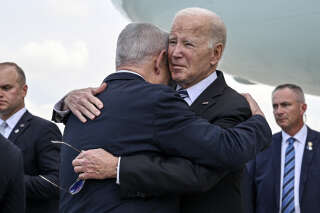 Le président américain, Joe Biden, est accueilli par le Premier ministre israélien, Benyamin Nétanyahou, à Tel-Aviv, le 18 octobre 2023.
. PHOTO KENNY HOLSTON/THE NEW YORK TIMES