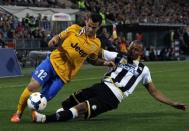 Juventus' Sebastian Giovinco (L) is tackled by Udinese's Gabriel Silva during their Italian Serie A soccer match at the Friuli stadium in Udine April 14, 2014. REUTERS/Alessandro Garofalo