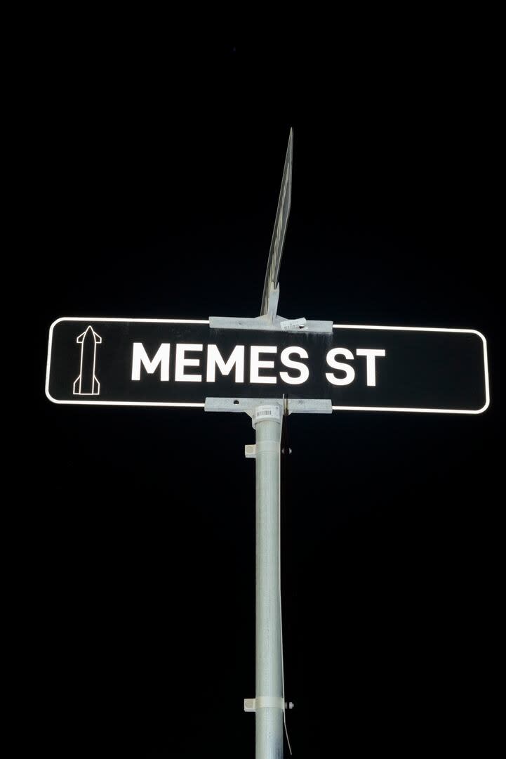 Un cartel de Memes Street, la calle principal, en Boca Chica, Texas, el 22 de marzo de 2024.