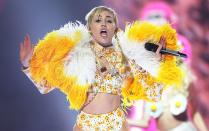 Welttourneen, Interviews und natürlich Skandale - in Miley Cyrus' Leben gibt es kaum etwas, das es nicht gibt. "Ich möchte das coole Mädchen sein, mit dem jeder befreundet sein möchte", erklärte sie im Magazin "Rolling Stone". (Bild: Mark Metcalfe/Getty Images)