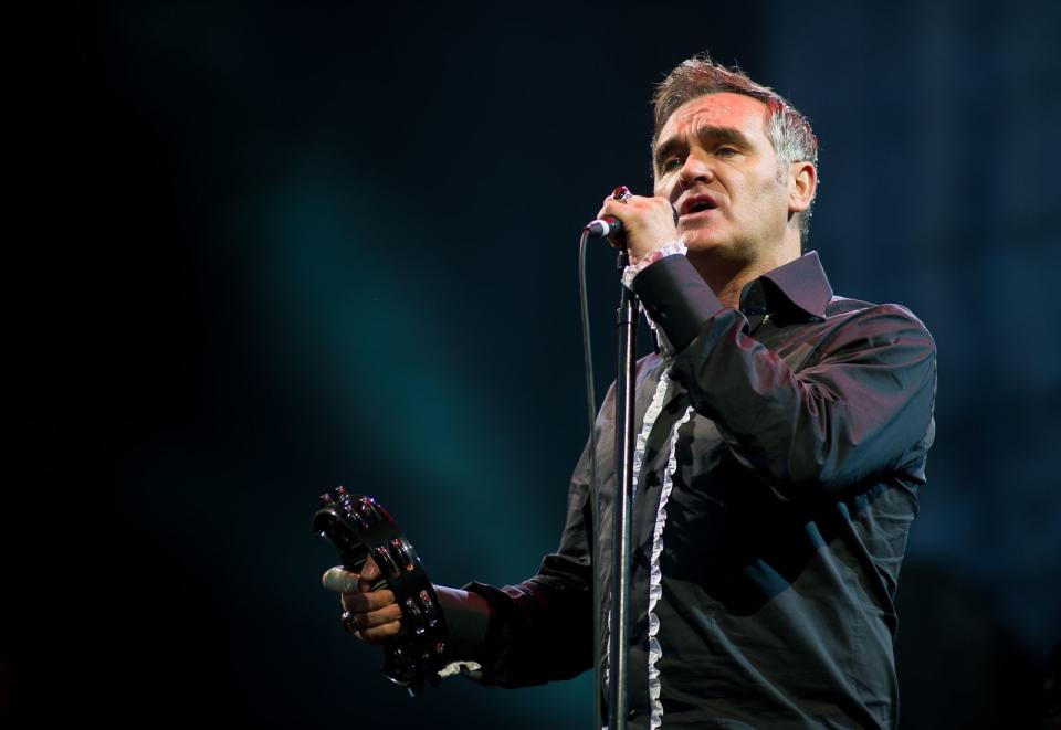 Morrissey ist der kontroverse König der Veganer. Dem zweiten Studioalbum seiner damaligen Band The Smiths gab der Sänger den Titel "Meat is Murder". Im Juli 2011 sorgte er für einen Eklat, als er sagte, das Massaker, welches Anders Behring Breivik in Norwegen verursachte, sei nichts im Vergleich zu dem, was bei McDonald's und Kentucky Fried Chicken tagtäglich passiere. (Bild: Getty Images / Ian Gavan)