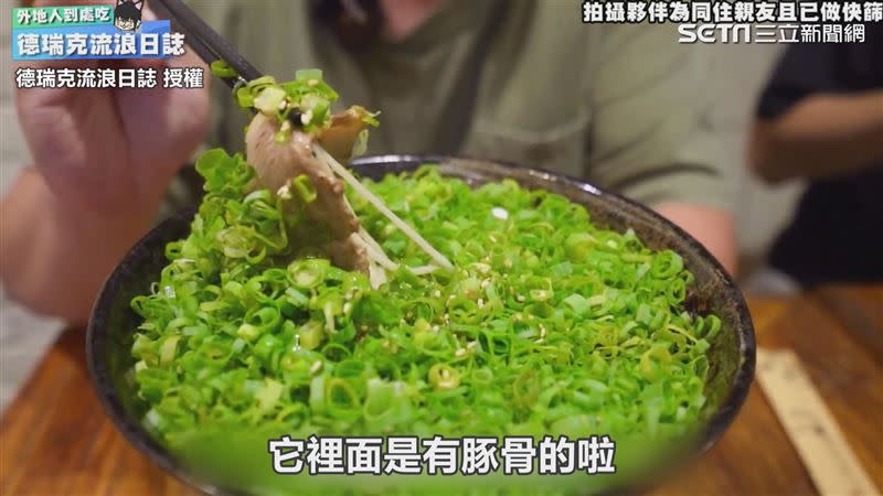 還有整碗都鋪滿蔥花的豚骨拉麵。（圖／德瑞克流浪日誌 授權）