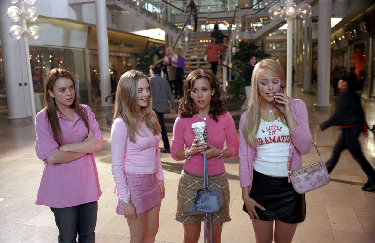 MEAN GIRLS (2004) LINDSAY LOHAN, AMANDA SEYFRIED, LACEY CHABERT, RACHEL MCADAMS MGLS 001-1030-1