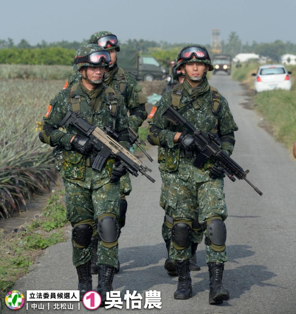 吳怡農8年前舊照被揪出槍枝瞄準鏡裝反，對手王鴻薇嘲諷國防不是拍照擺姿勢就是專家，是否做秀做過頭。翻攝吳怡農臉書