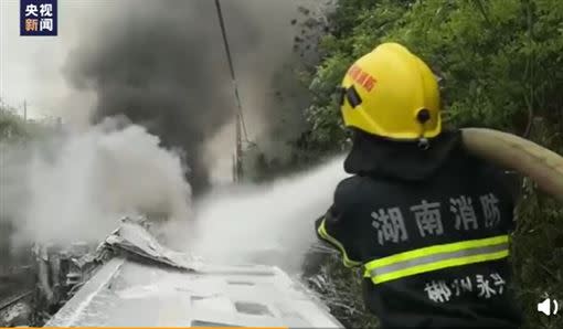 中國一輛客運火車翻覆起火。（圖／翻攝自環球時報微博）