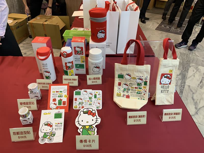中華郵政首次與國際知名三麗鷗經典明星HELLO KITTY合作，17日推出9款「郵蒂幸福」聯名系列商品。（圖／中華郵政提供）