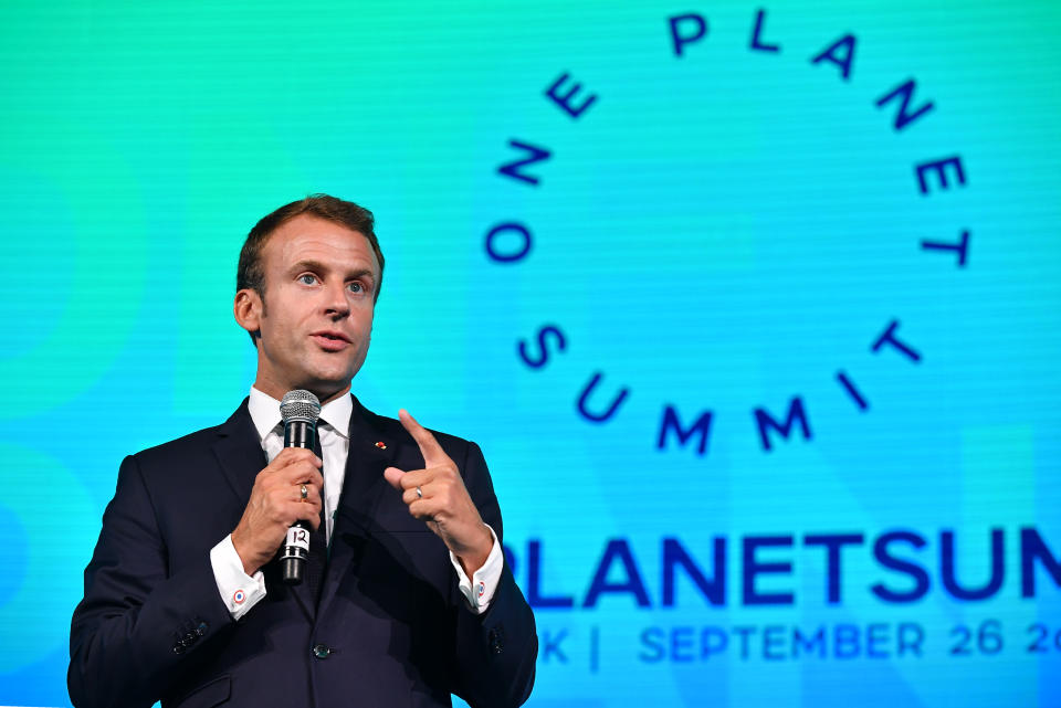 <p>Sa phrase “Make our planet great again”, prononcée un an plus tôt, l’avait posé en leader de la lutte contre le réchauffement climatique. Le 26 septembre, Emmanuel Macron voit ses prises de position sur le sujet récompensées. Il reçoit en effet le titre de “champion of the earth”, décerné chaque année depuis 2005 par le Programme des nations unies pour l’environnement, à New York. Mais si le slogan a placé la France en moteur à l’international, cette distinction passe mal dans le pays, quelques semaines seulement après la démission de Nicolas Hulot. Le directeur de Greenpeace, Jean-François Julliard, pointe ainsi le retard français dans le domaine de la “transition énergétique, du transport…”. Qu’il s’agisse des émissions de CO2, de l’éolien ou de la part du nucléaire, la France est en effet à la traîne. Émissions de gaz à effet de serre, consommation… les objectifs français ne sont pas atteints. (Crédit MANDEL NGAN / AFP) </p>