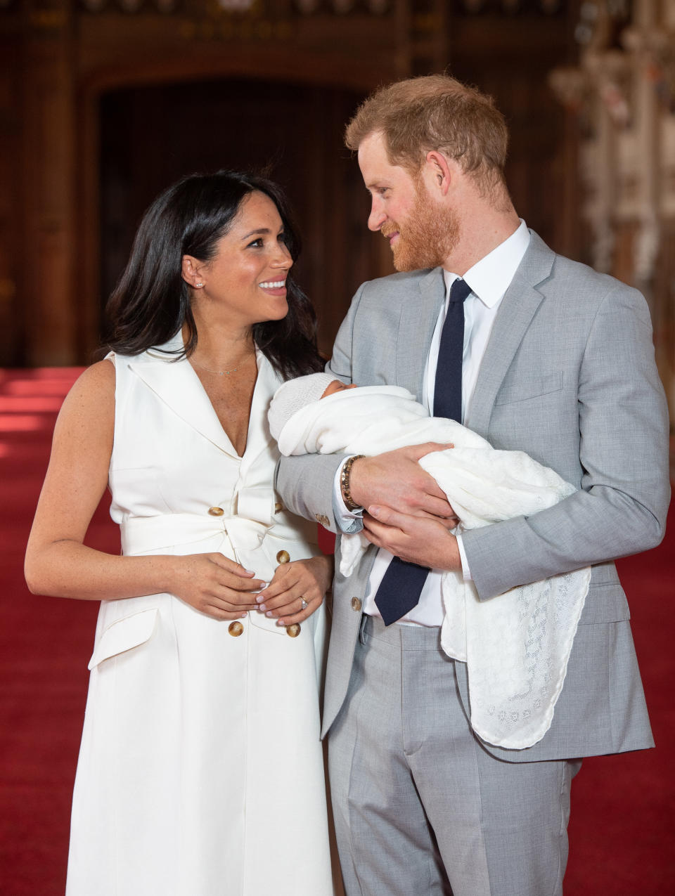 WINDSOR, ENGLAND - MAY 08: Prince Harry, Duke of Sussex and Meghan, Duchess of Sussex, pose with their newborn son during a photocall in St George's Hall at Windsor Castle on May 8, 2019 in Windsor, England. The Duchess of Sussex gave birth at 05:26 on Monday 06 May, 2019. (Photo by Dominic Lipinski - WPA Pool/Getty Images)