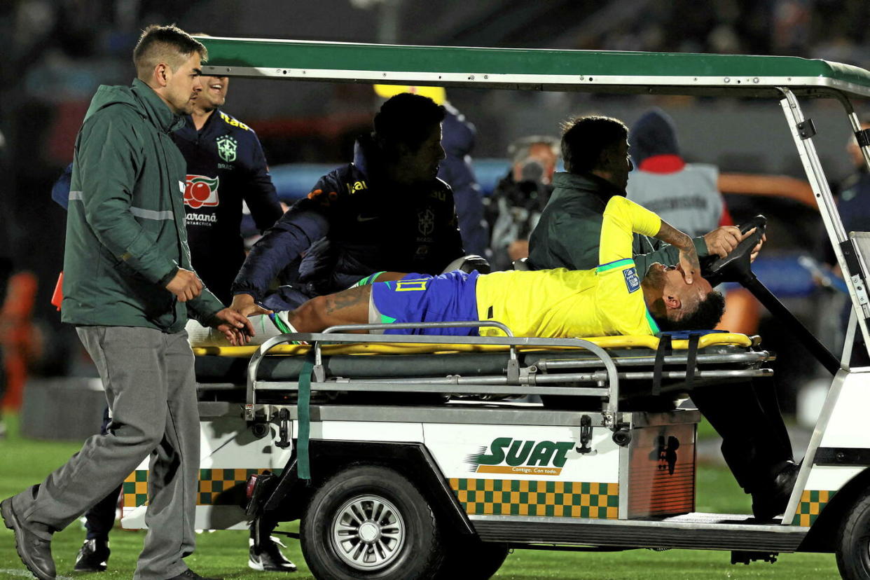 L'attaquant brésilien Neymar va devoir être opéré après une rupture du ligament croisé, lors d'un match contre l'Uruguay le 17 octobre.  - Credit:PABLO PORCIUNCULA / AFP