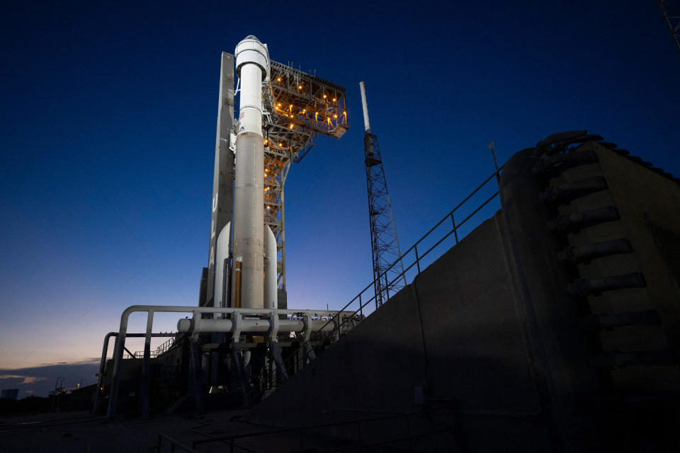 Een United Launch Alliance Atlas V-raket aan boord van het Boeing CST-100 Starliner-ruimtevaartuig wordt verlicht door schijnwerpers op het lanceerplatform (Joel Kosky/NASA via AFP - Getty Images)